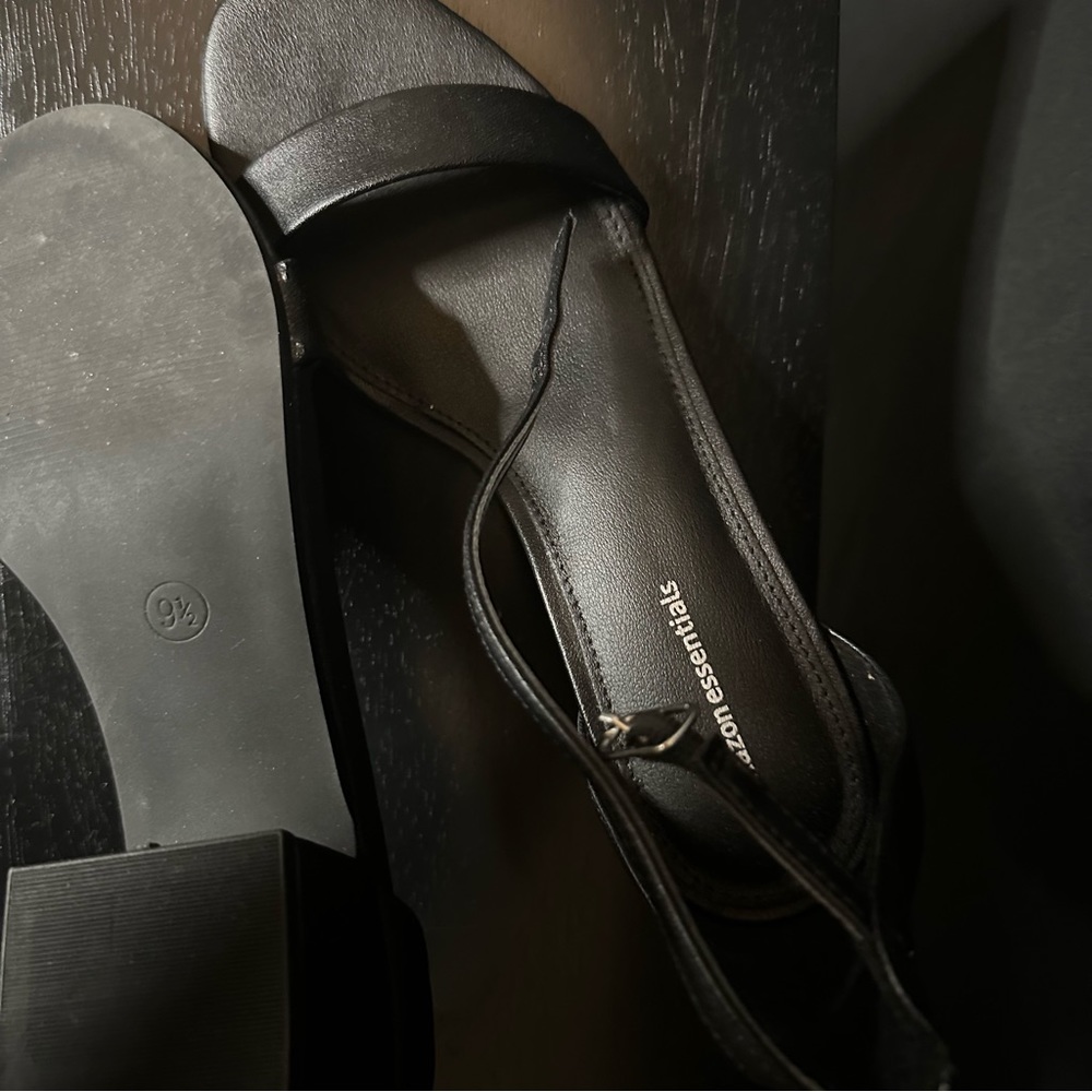 Amazon Essentials 9 1/2 Sandals - Picture 2 of 2